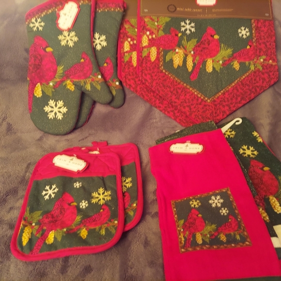 Christmas Kitchen Linens (10 pc) - Picture 1 of 11